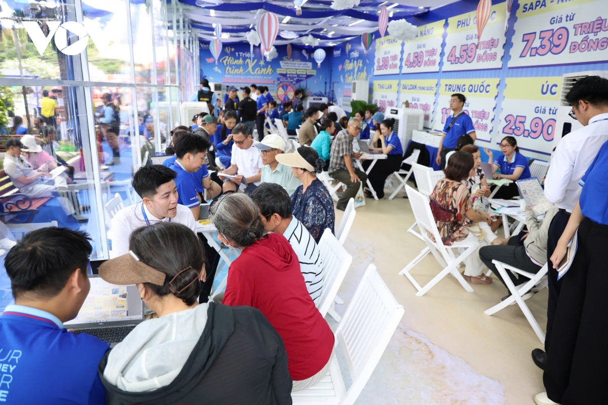 nguoi dan tp.hcm va du khach doi nang san tour du lich he hinh anh 3