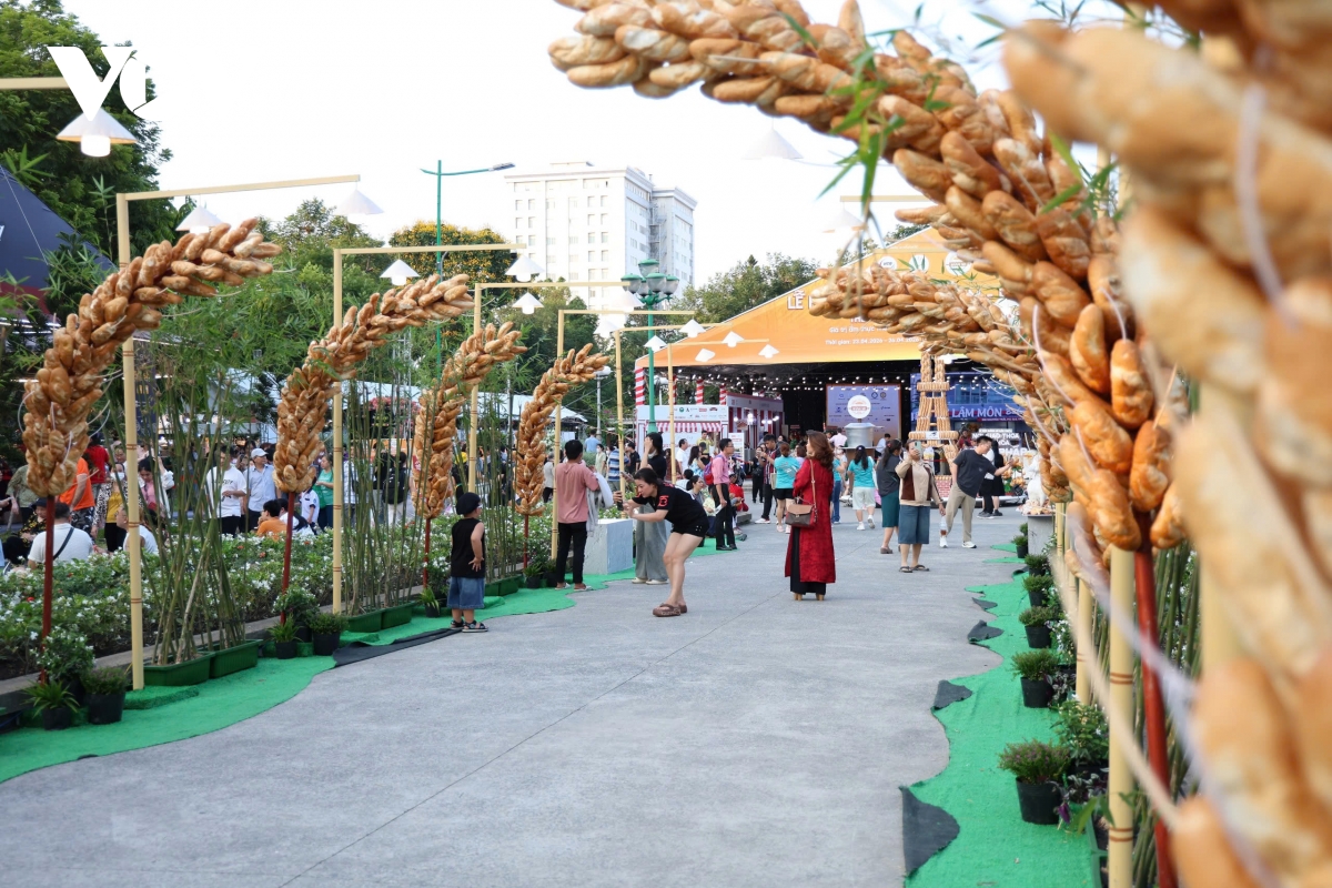 le hoi banh mi tai tp.hcm thu hut nhieu du khach trong va ngoai nuoc hinh anh 1