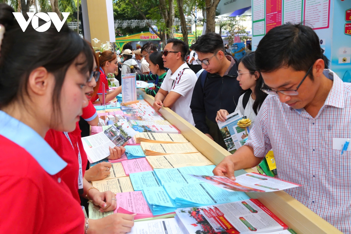 nguoi dan tp.hcm va du khach doi nang san tour du lich he hinh anh 4