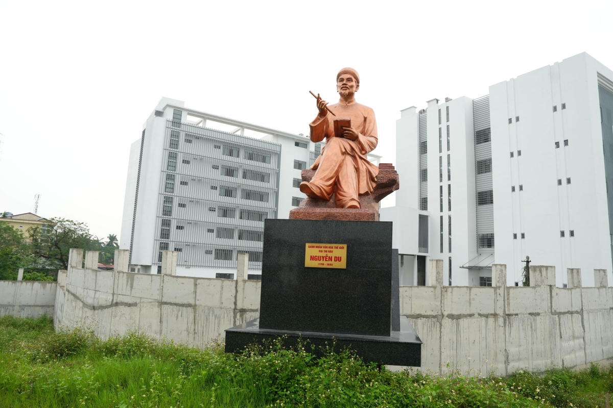 vuon hoa 8 nam bo hoang phan cam tuong Dai thi hao nguyen du giua mo phan, co dai hinh anh 4