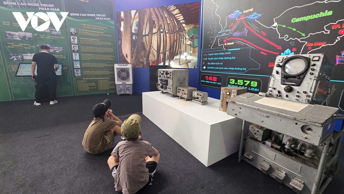 Dong dao nguoi dan den xem trien lam 80 nam an ninh nhan dan - la chan tham lang hinh anh 9