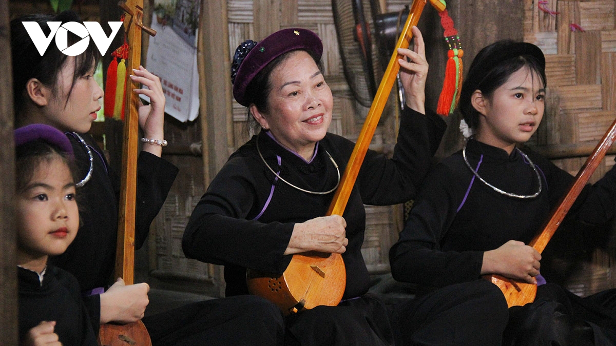 ron rang khong gian giao luu hat then, dan tinh cua dan toc tay tai ha noi hinh anh 1