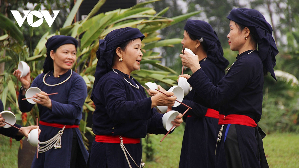 ron rang khong gian giao luu hat then, dan tinh cua dan toc tay tai ha noi hinh anh 11
