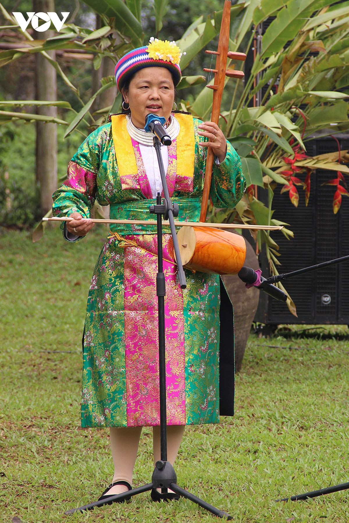 ron rang khong gian giao luu hat then, dan tinh cua dan toc tay tai ha noi hinh anh 12