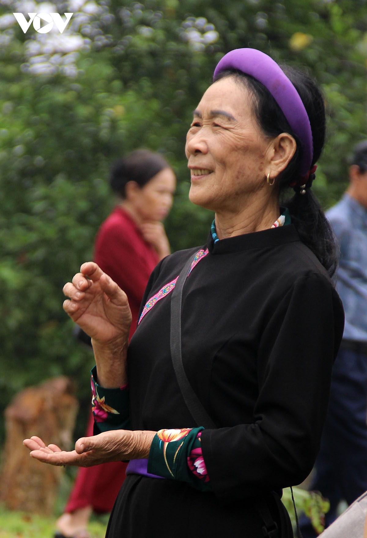 ron rang khong gian giao luu hat then, dan tinh cua dan toc tay tai ha noi hinh anh 13