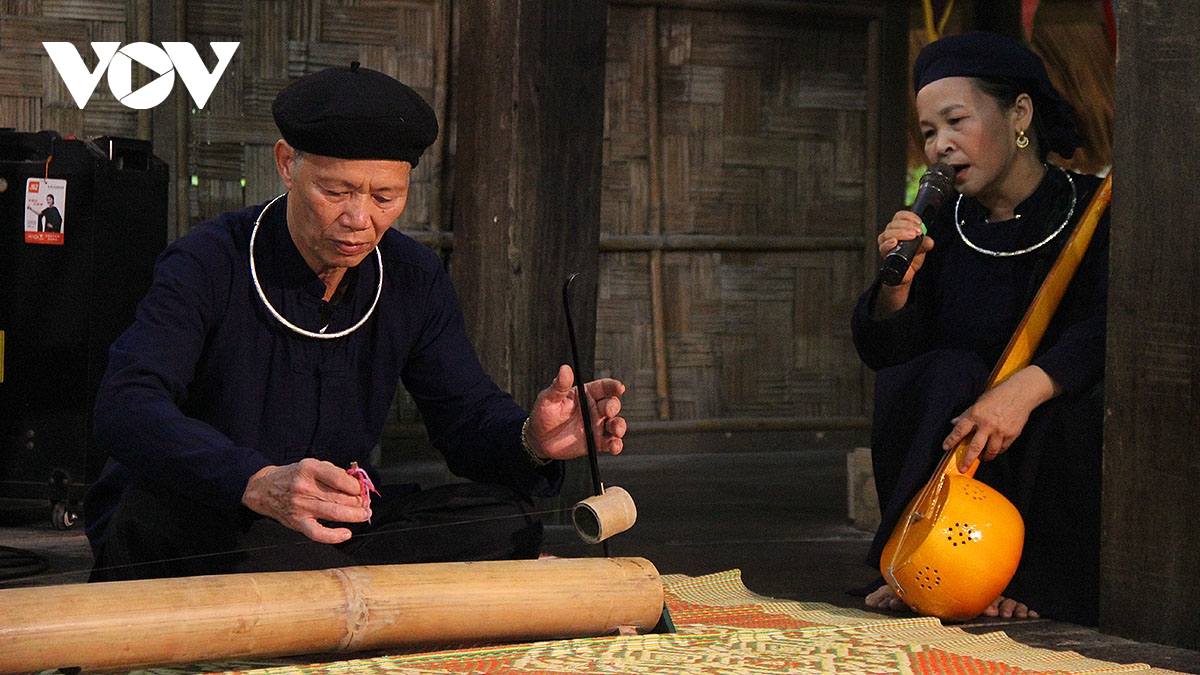 ron rang khong gian giao luu hat then, dan tinh cua dan toc tay tai ha noi hinh anh 2