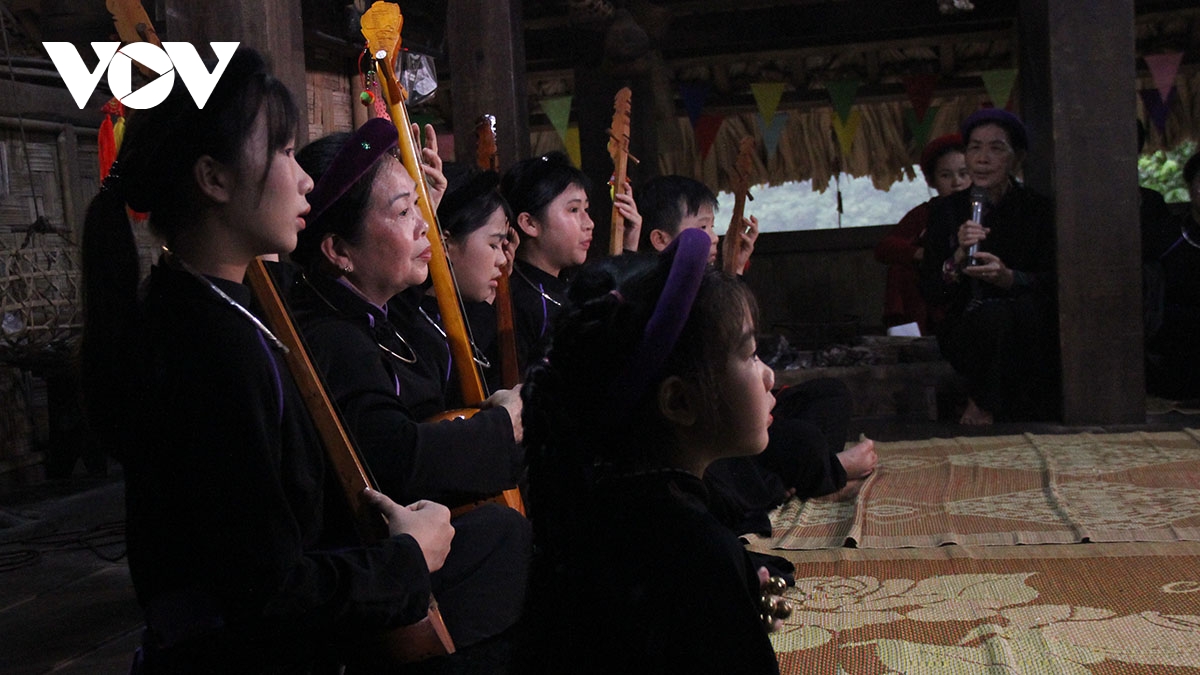 ron rang khong gian giao luu hat then, dan tinh cua dan toc tay tai ha noi hinh anh 3