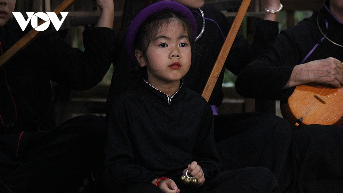 ron rang khong gian giao luu hat then, dan tinh cua dan toc tay tai ha noi hinh anh 4