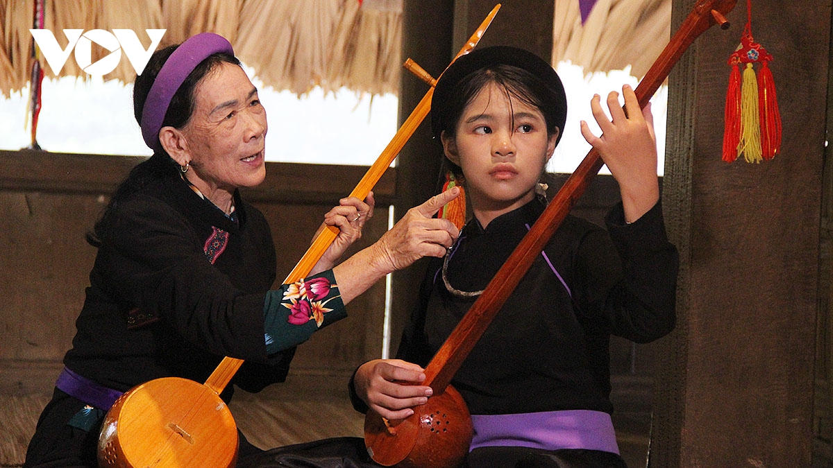 ron rang khong gian giao luu hat then, dan tinh cua dan toc tay tai ha noi hinh anh 5