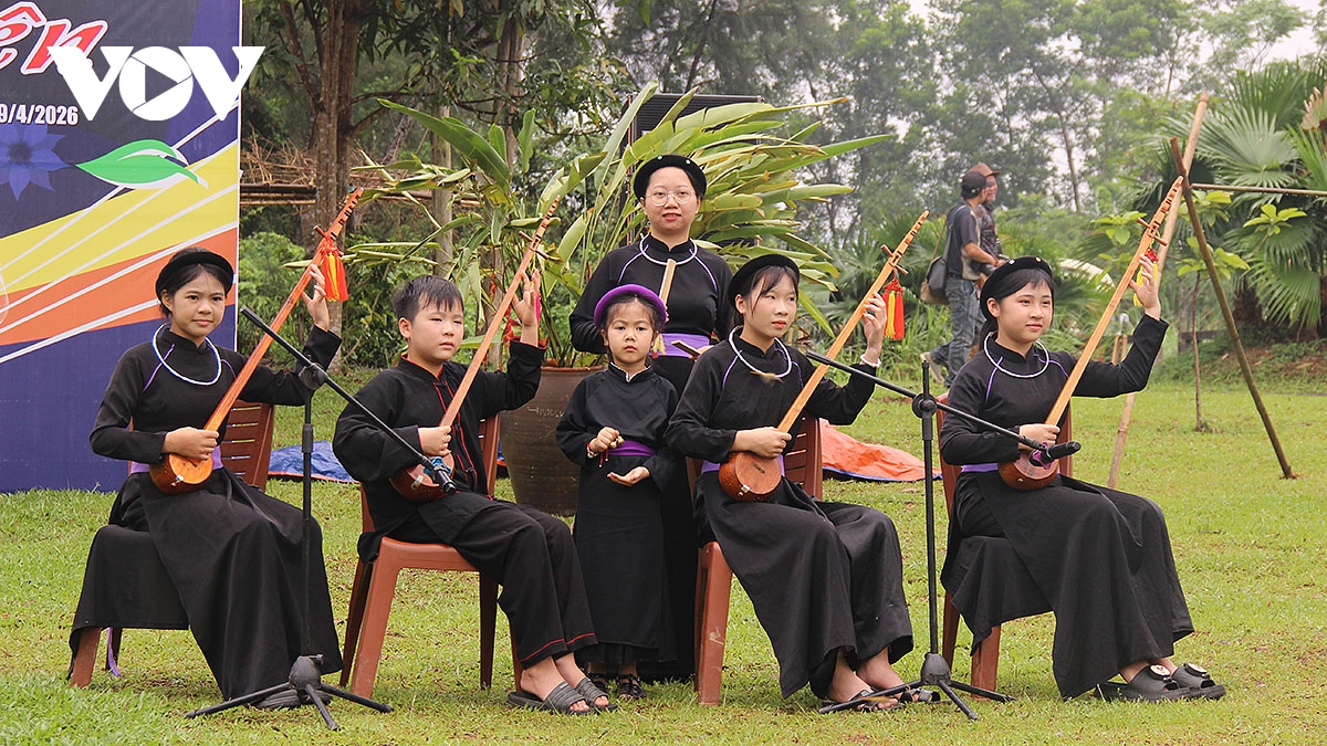 ron rang khong gian giao luu hat then, dan tinh cua dan toc tay tai ha noi hinh anh 6