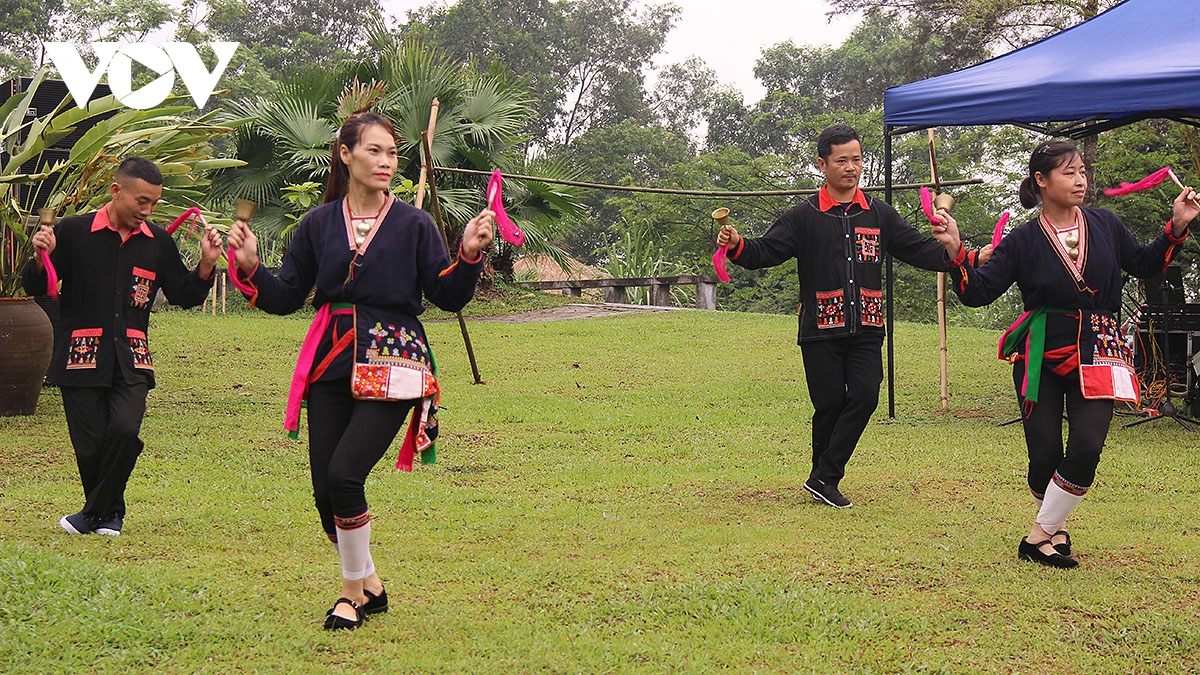 ron rang khong gian giao luu hat then, dan tinh cua dan toc tay tai ha noi hinh anh 7