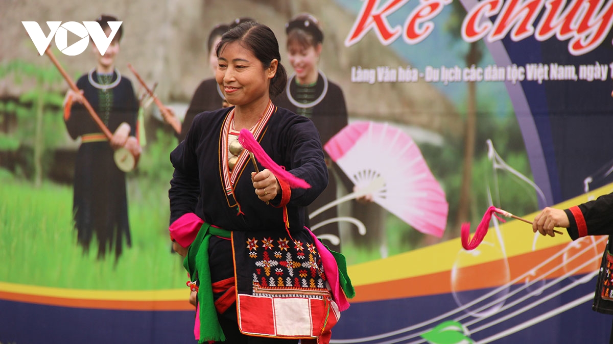 ron rang khong gian giao luu hat then, dan tinh cua dan toc tay tai ha noi hinh anh 8