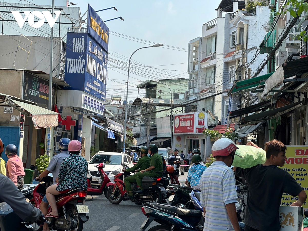 4 nguoi lon nguy kich sau vu chay nha tro o tp.hcm, be 1 tuoi tam on hinh anh 1