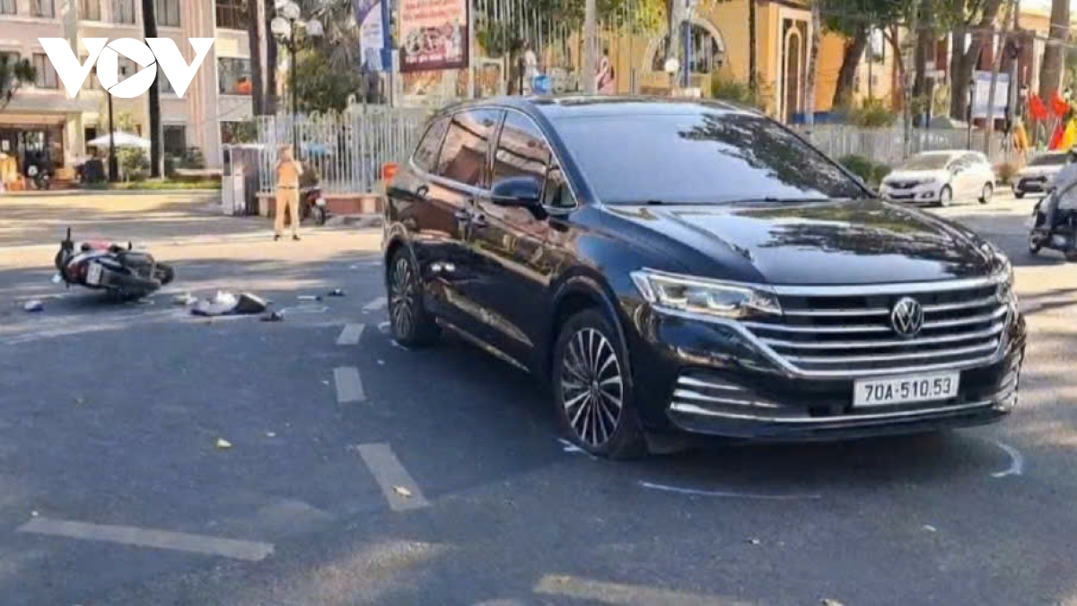 Dong thap O to va xe may cham nhau, be 5 tuoi tu vong hinh anh 1