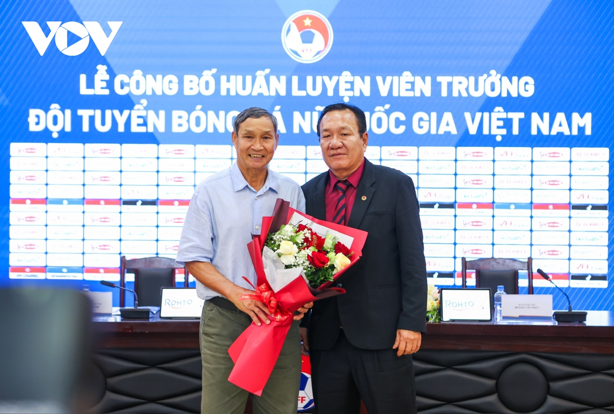 hlv hoang van phuc chinh thuc dan dat Dt nu viet nam hinh anh 2