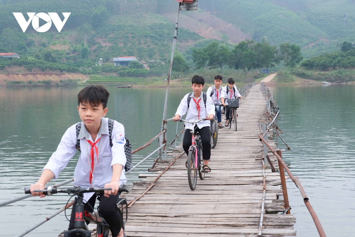 Người dân vùng lòng hồ Cấm Sơn, Bắc Ninh mong ước về một cây cầu kiên cố