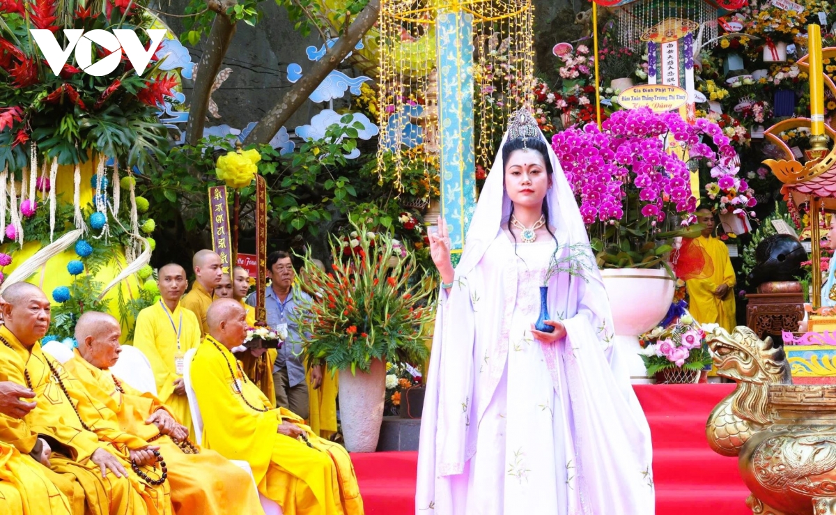 hang ngan nguoi du le via Duc bo tat quan the Am - ngu hanh son hinh anh 12