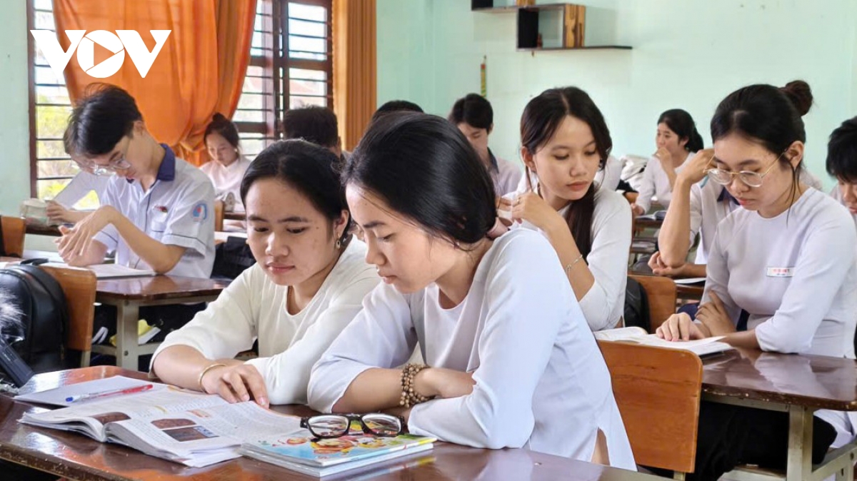 giua trung khoi phu quy, hoc sinh lop 12 gap rut on thi tot nghiep hinh anh 3