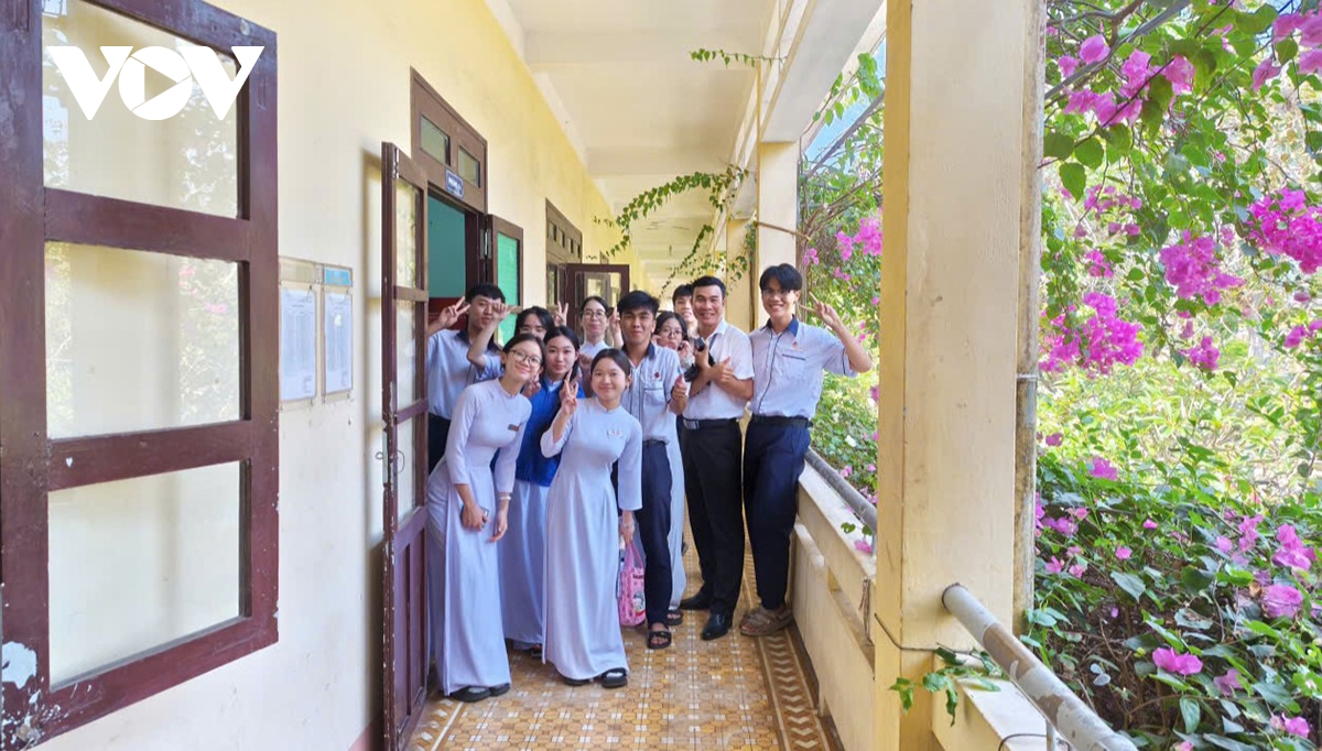 giua trung khoi phu quy, hoc sinh lop 12 gap rut on thi tot nghiep hinh anh 4