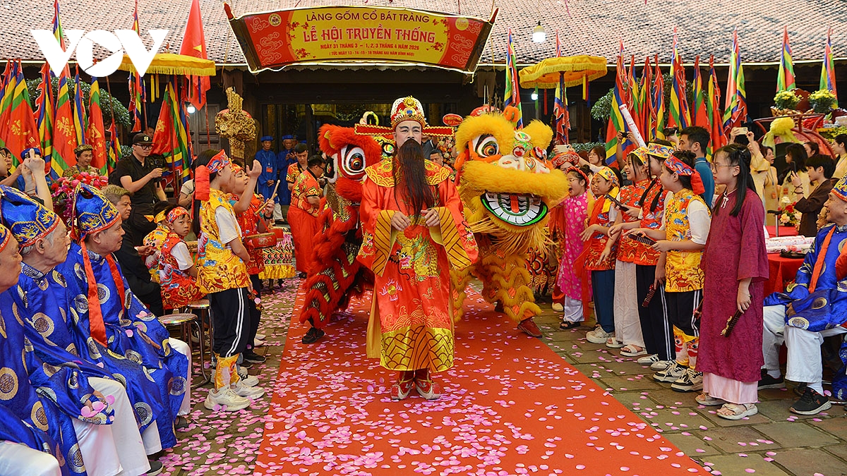 Dac sac nghi le ruoc nuoc cung dang thanh tai le hoi truyen thong lang bat trang hinh anh 1