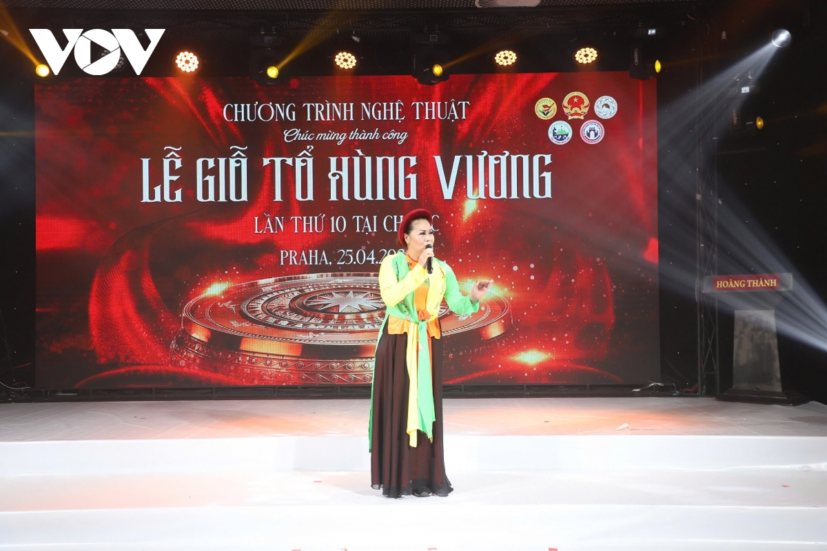 gin giu ban sac dan toc qua le gio to hung vuong tai cong hoa sec hinh anh 9