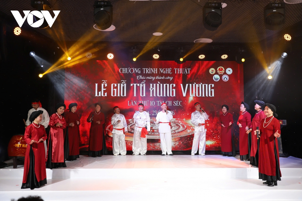 gin giu ban sac dan toc qua le gio to hung vuong tai cong hoa sec hinh anh 8