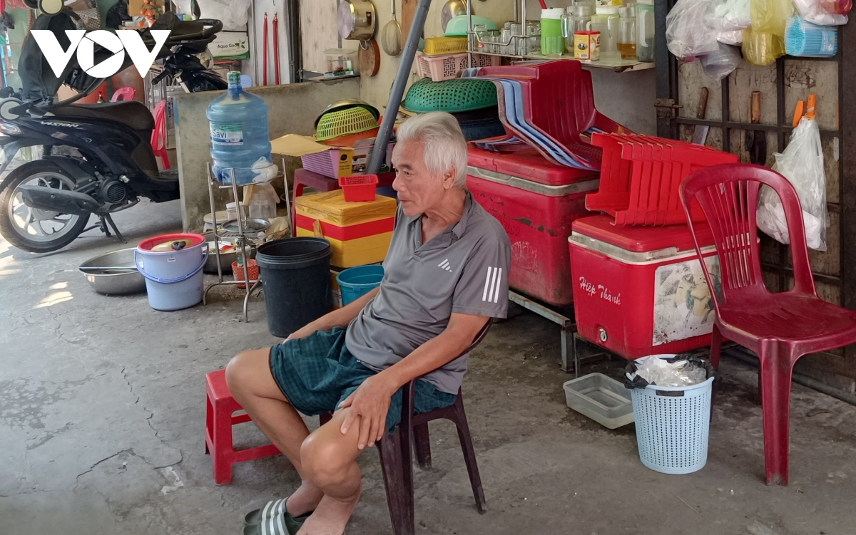 nang dinh diem tai tp.hcm trang dem chay xe, trua ra le duong tron nong hinh anh 3