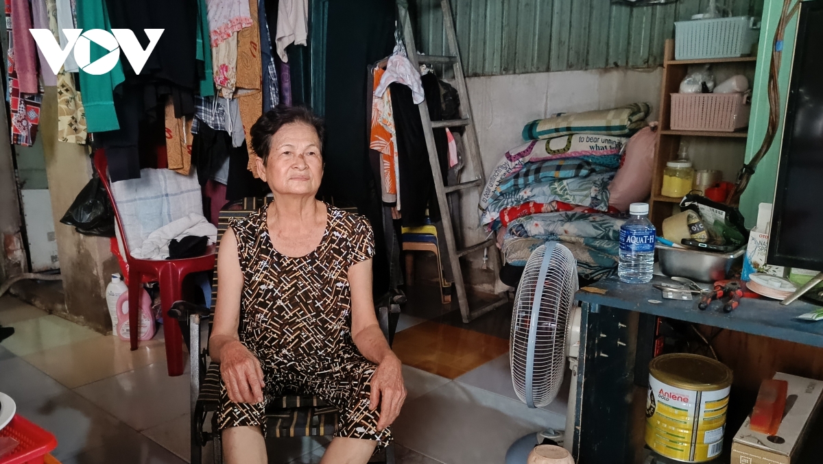 nang dinh diem tai tp.hcm trang dem chay xe, trua ra le duong tron nong hinh anh 9