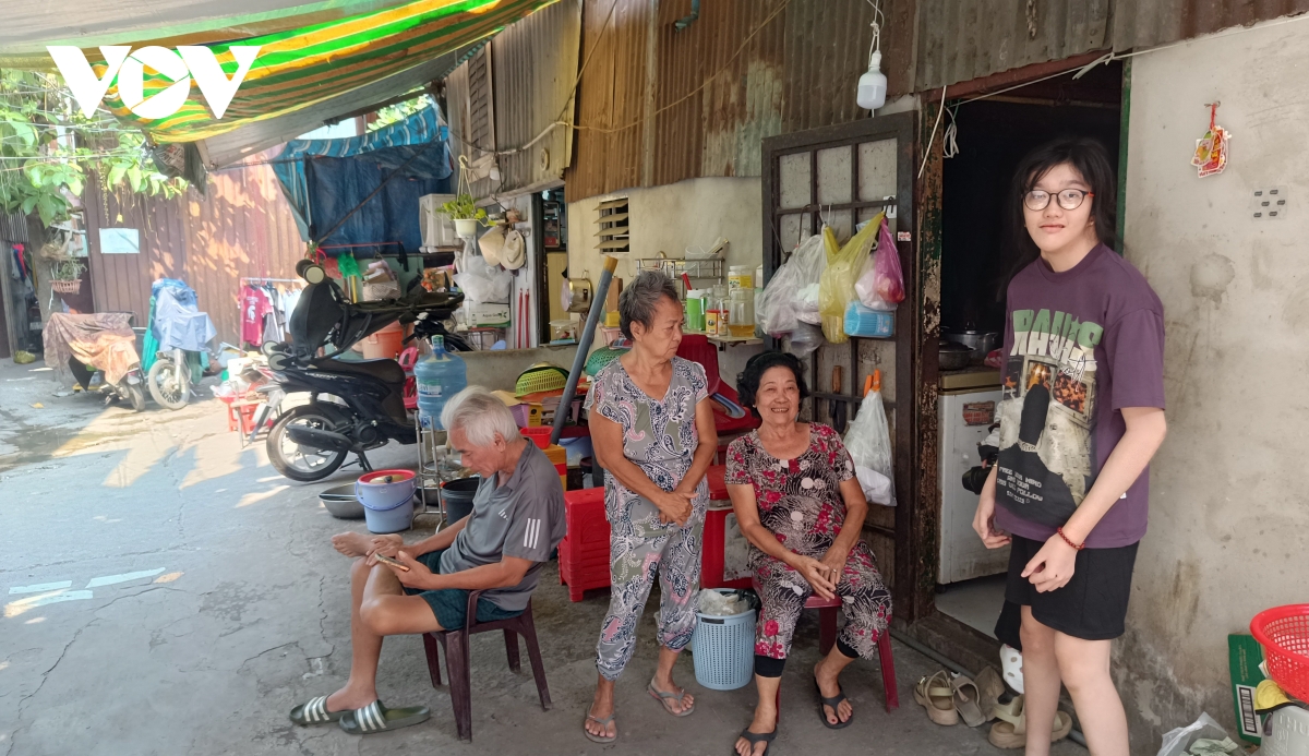 nang dinh diem tai tp.hcm trang dem chay xe, trua ra le duong tron nong hinh anh 5