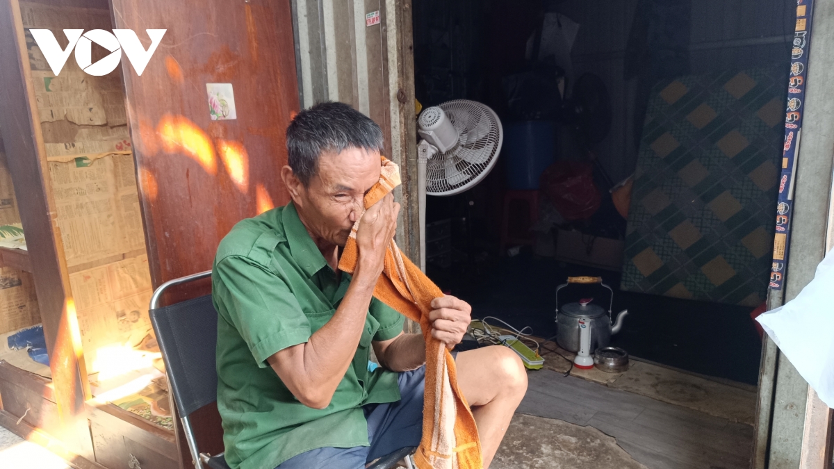 Nắng đỉnh điểm tại TP.HCM: Trắng đêm chạy xe, trưa ra lề đường trốn nóng