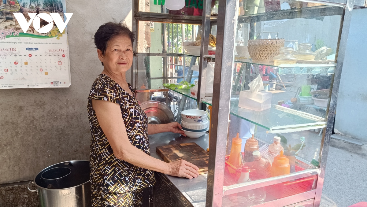 nang dinh diem tai tp.hcm trang dem chay xe, trua ra le duong tron nong hinh anh 1