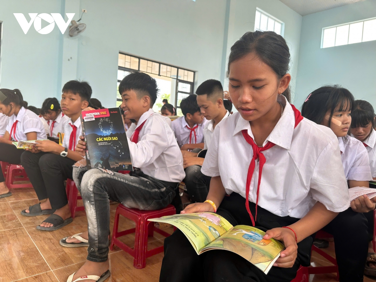 hoc sinh vung kho Dak lak vui voi sach trong tuan le van hoa doc hinh anh 1