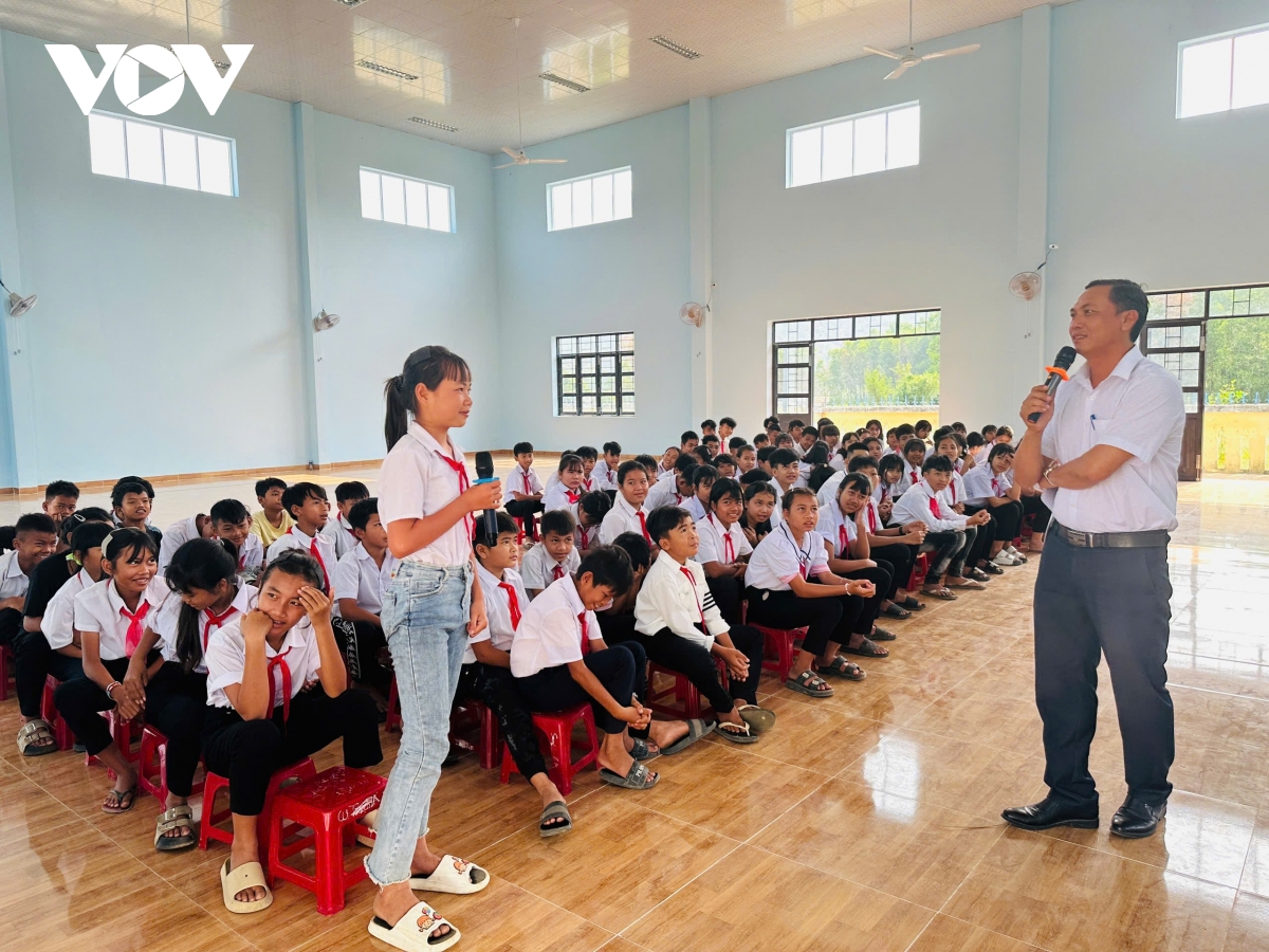 hoc sinh vung kho Dak lak vui voi sach trong tuan le van hoa doc hinh anh 3