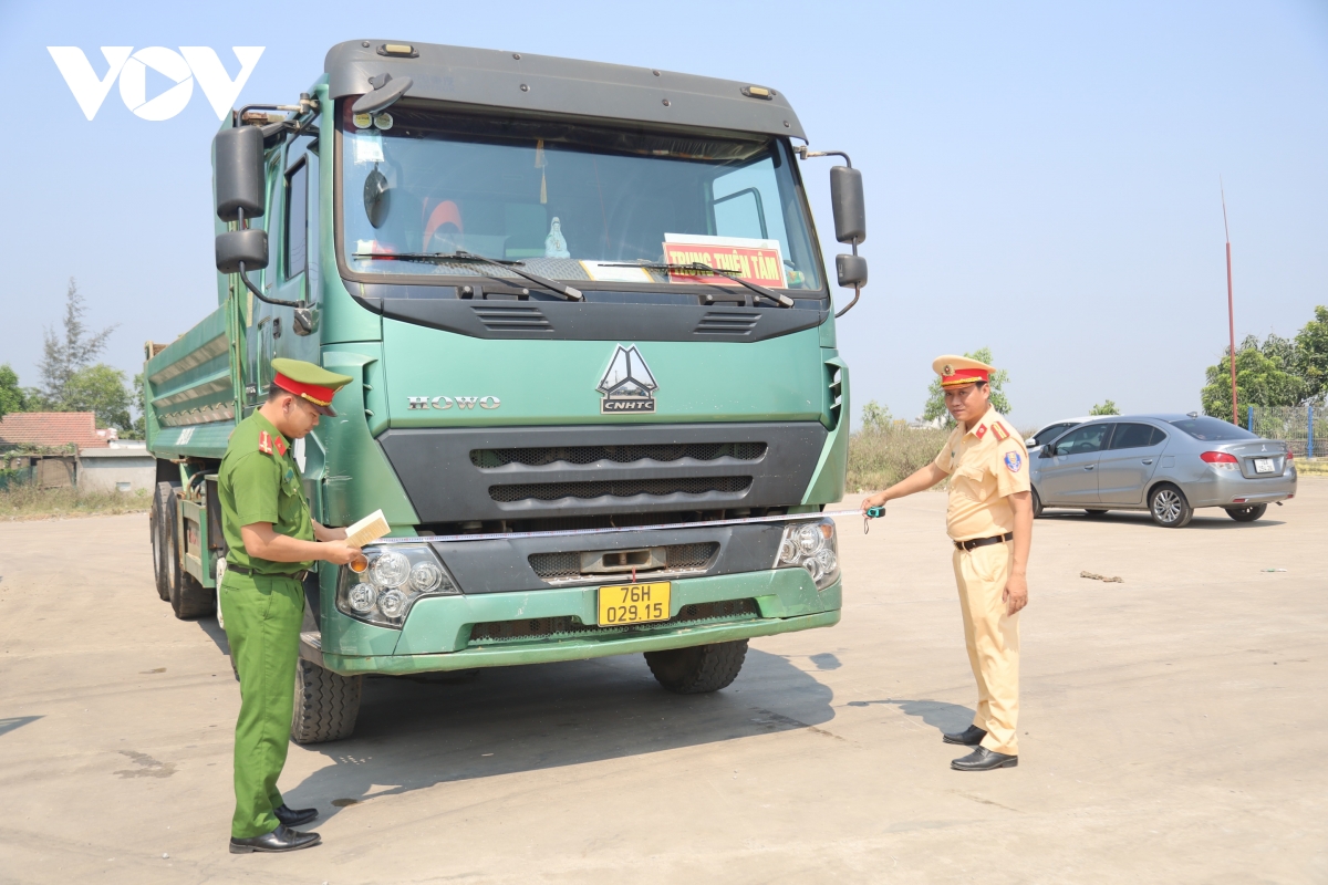 quang ngai siet quan ly xe tai tu do, ngan chan vi pham tai trong hinh anh 3