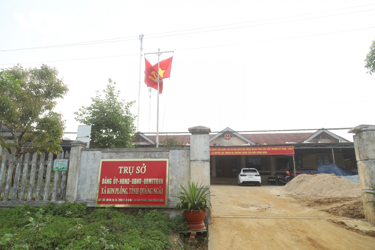 can bo co so mien nui quang ngai cung nhau ganh viec hinh anh 2