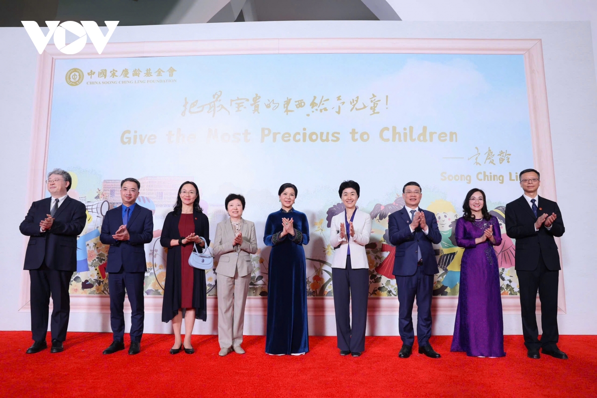 phu nhan ngo phuong ly tham trung tam tong khanh linh tai bac kinh, trung quoc hinh anh 2