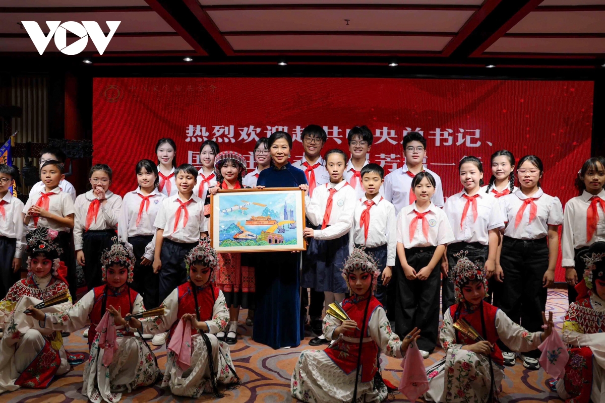 phu nhan ngo phuong ly tham trung tam tong khanh linh tai bac kinh, trung quoc hinh anh 4