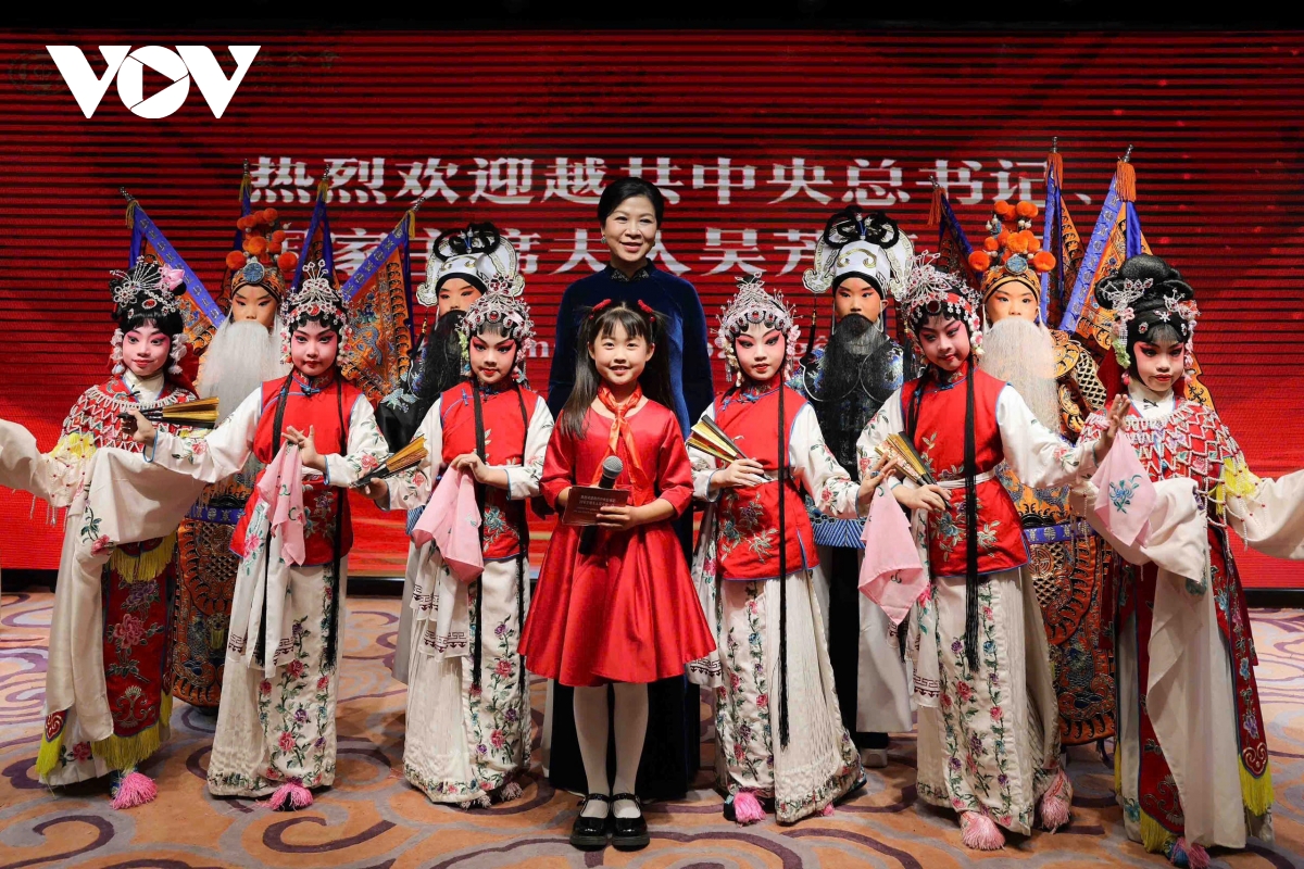 phu nhan ngo phuong ly tham trung tam tong khanh linh tai bac kinh, trung quoc hinh anh 5