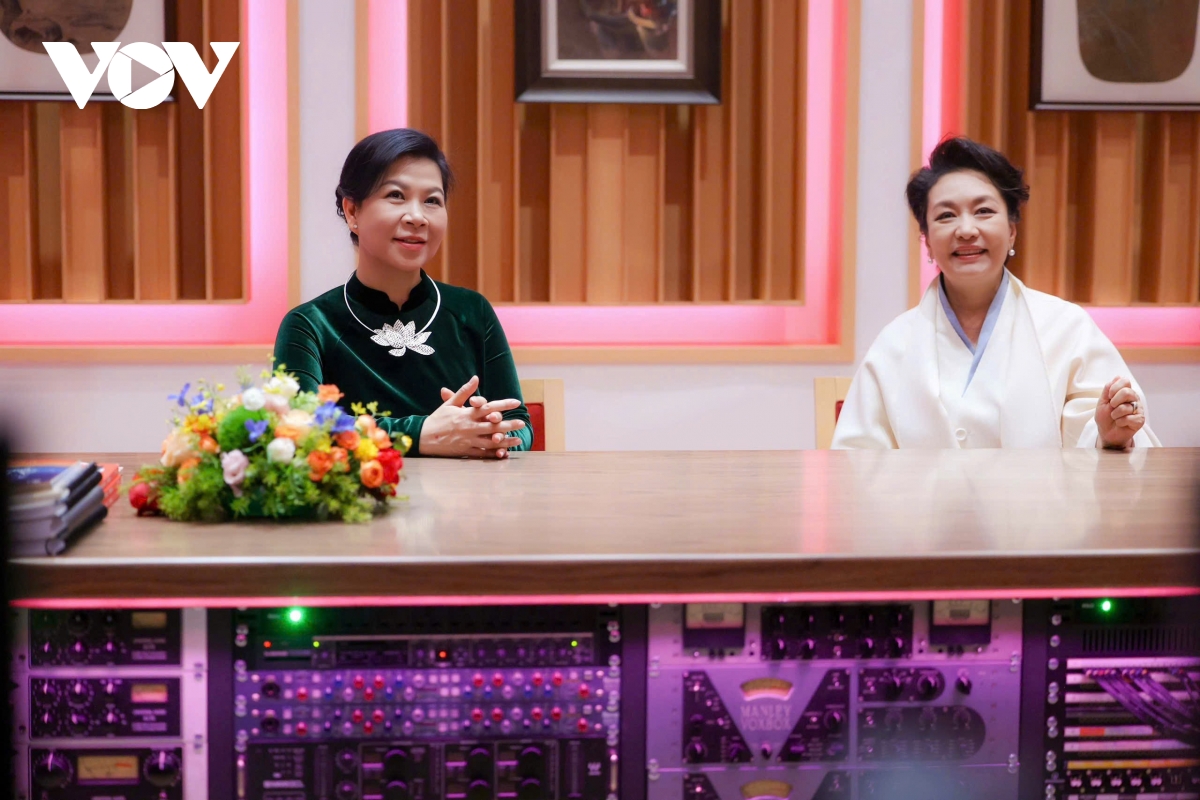 phu nhan ngo phuong ly gap go, trao doi voi phu nhan banh le vien hinh anh 4