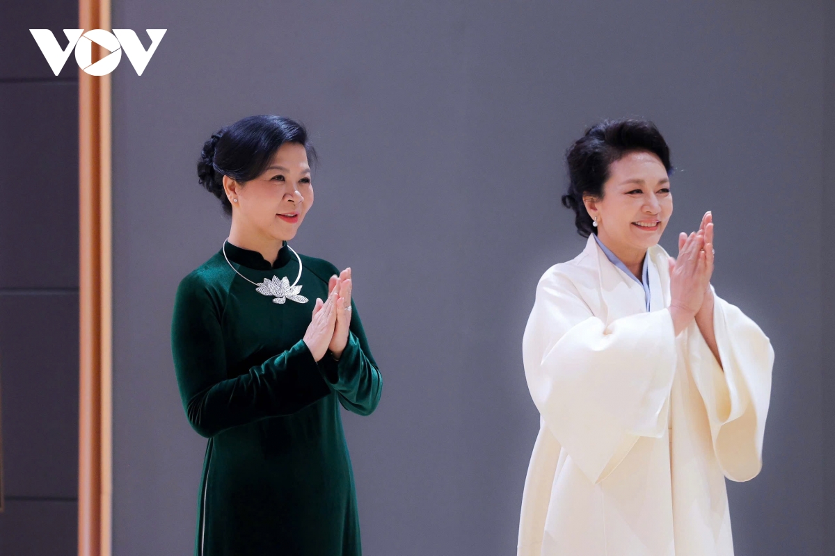 phu nhan ngo phuong ly gap go, trao doi voi phu nhan banh le vien hinh anh 1