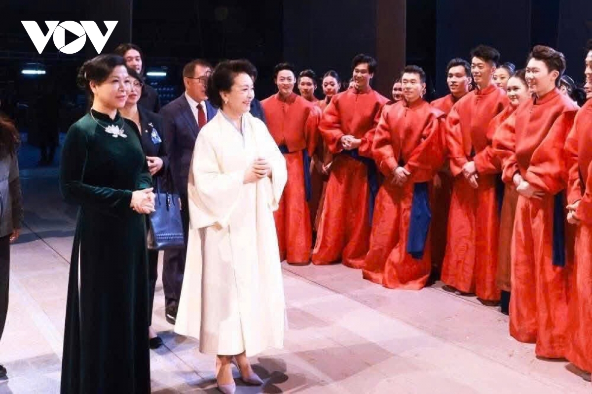 phu nhan ngo phuong ly gap go, trao doi voi phu nhan banh le vien hinh anh 2