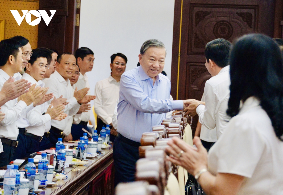 tong bi thu, chu tich nuoc ha tinh phan dau thanh dau moi giao thuong khu vuc hinh anh 1