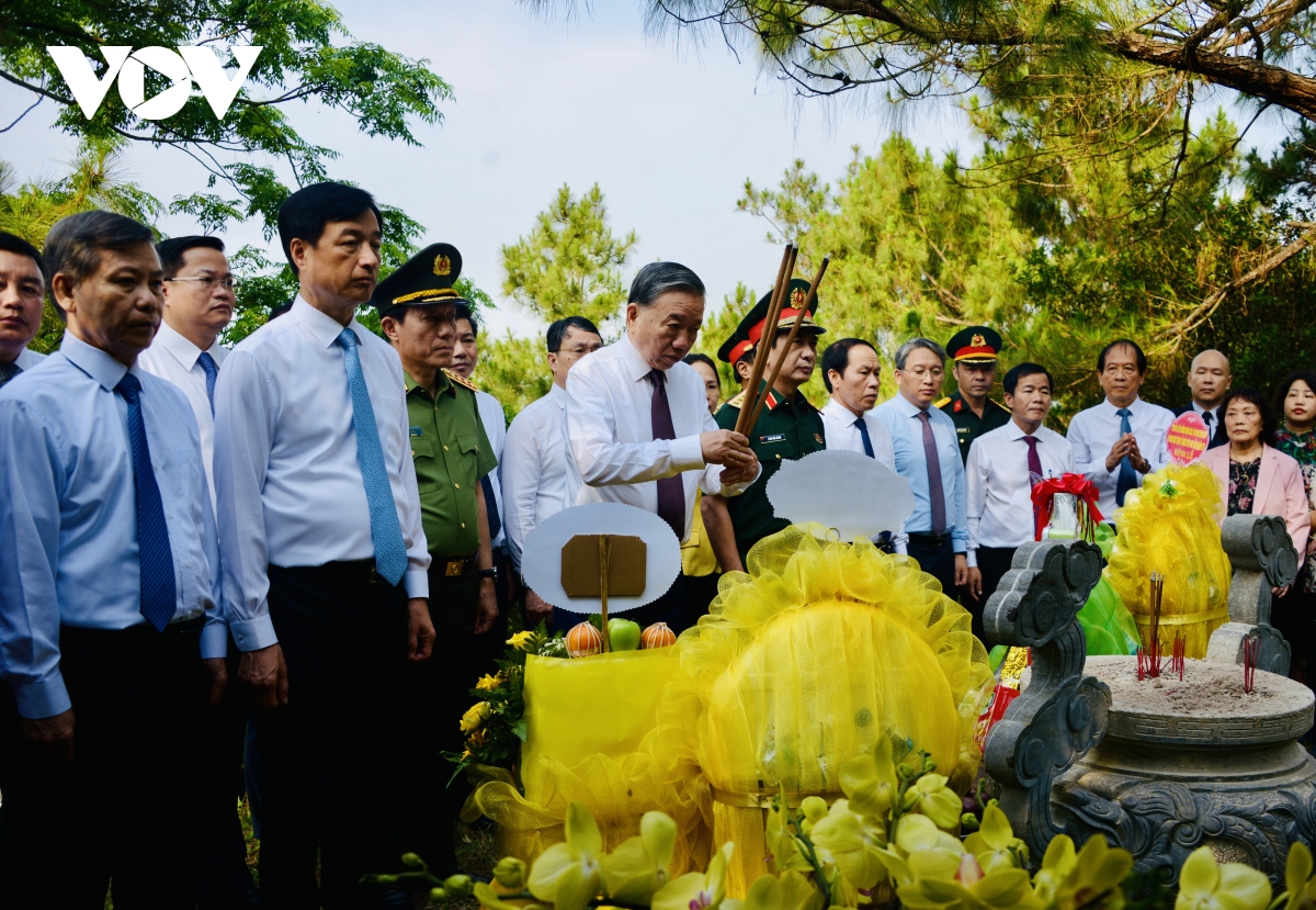 tong bi thu, chu tich nuoc dang huong tuong nho Dai tuong vo nguyen giap va cac anh hung liet si hinh anh 1