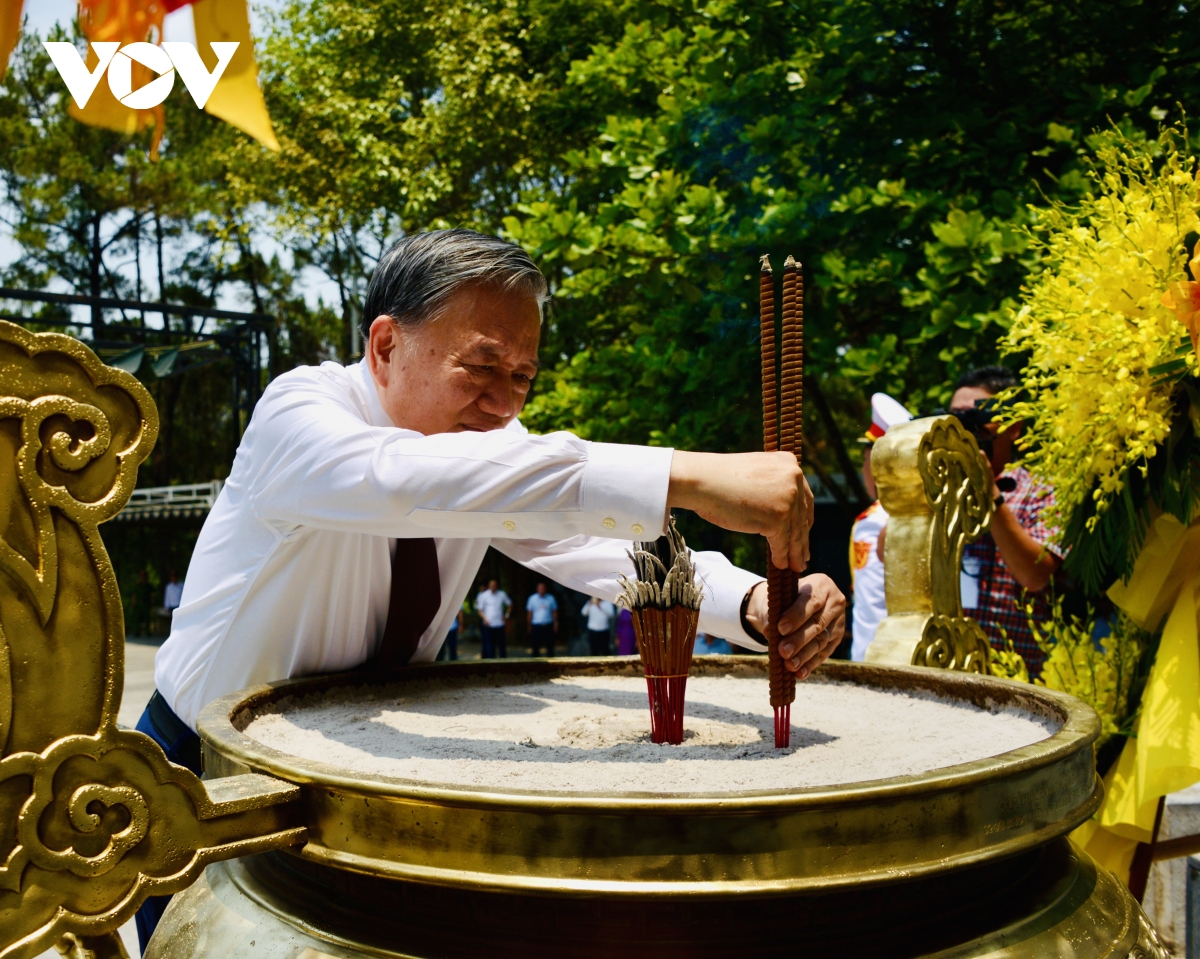 tong bi thu, chu tich nuoc dang huong tuong nho Dai tuong vo nguyen giap va cac anh hung liet si hinh anh 8