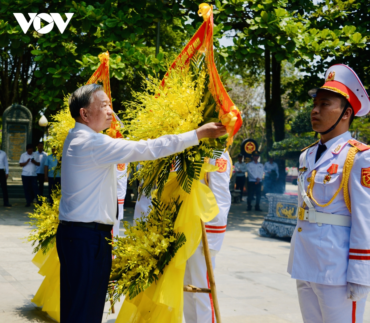 tong bi thu, chu tich nuoc dang huong tuong nho Dai tuong vo nguyen giap va cac anh hung liet si hinh anh 7