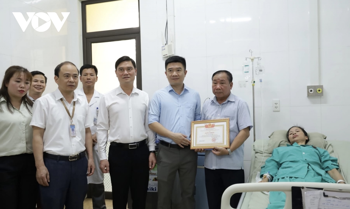 Khen thưởng nữ công nhân dũng cảm cứu người trong thiên tai