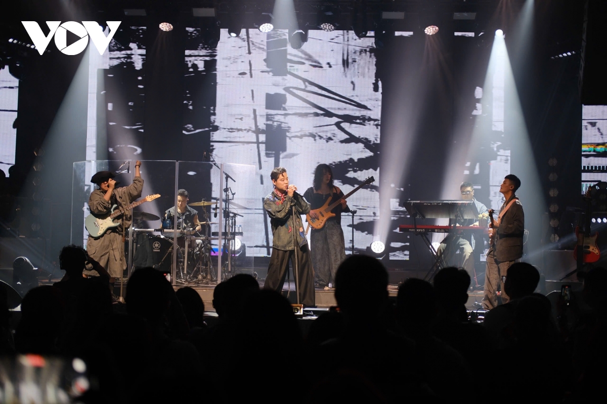 duong tran nghia va lua chon bat ngo dung solo de lap ban nhac rock hinh anh 3