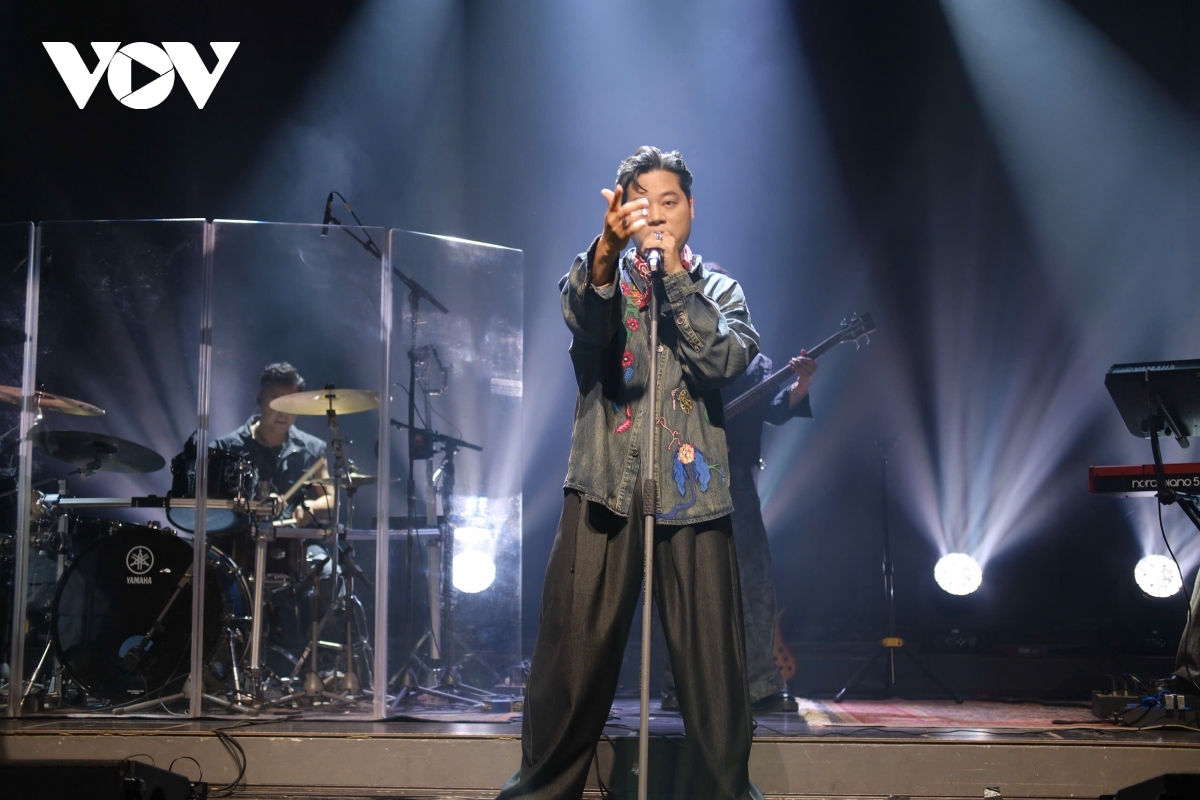 duong tran nghia va lua chon bat ngo dung solo de lap ban nhac rock hinh anh 2