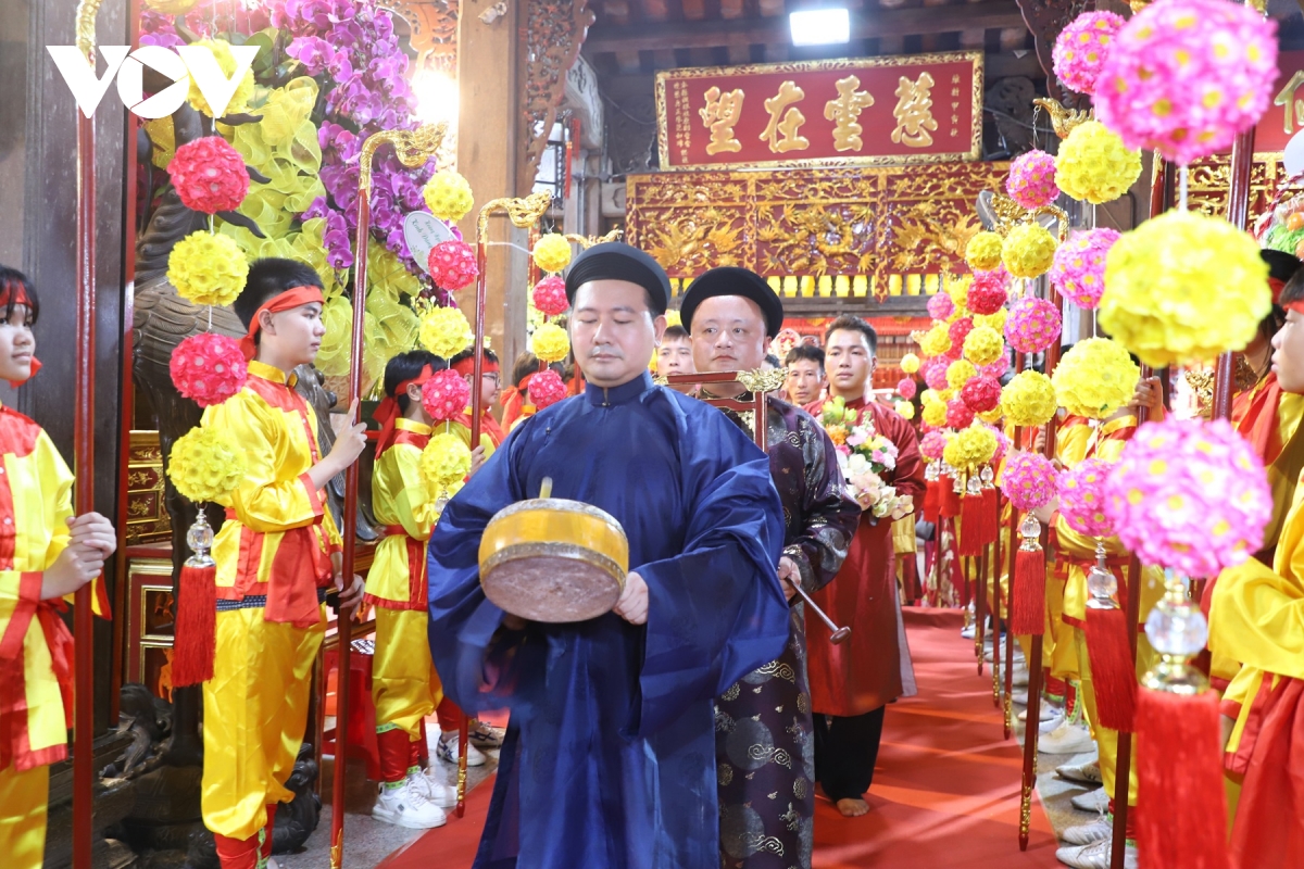 le ruoc duoc phu day ngon lua thieng giua long di san hinh anh 6