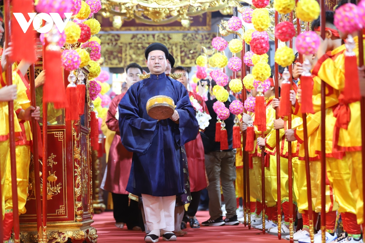 le ruoc duoc phu day ngon lua thieng giua long di san hinh anh 2
